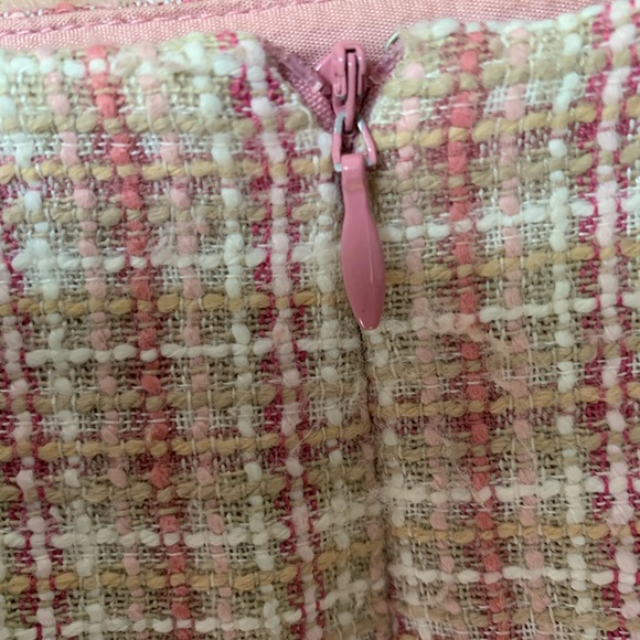 Soft tweed fitted short skirt in pink and tan. - Picture 4 of 7